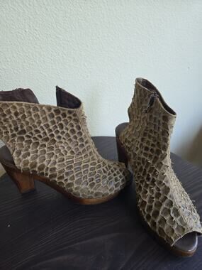 Salpy Artisan Leather Olive Monkfish Wood Heel Boots Heel Size 7.5 Cocoa Brown